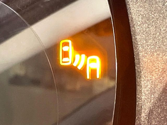 【ブラインドスポットモニター】走行中、ドアミラーの死角になりやすい箇所に後続車が接近するとサイドミラー付近に警告を表示、ドライバーに注意喚起をしてくれます。