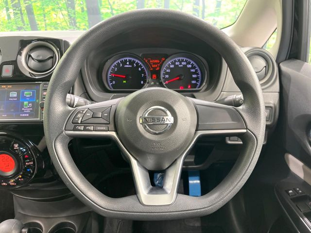 �C���e���A�ɍ��킹���f�U�C���̃X�e�A�����O�́A�^�]�������̂��Ƃ��l���A�^�]���₷���`��A�傫���ł��B�����x�A���ۂɐG���Ă��m���߂��������B