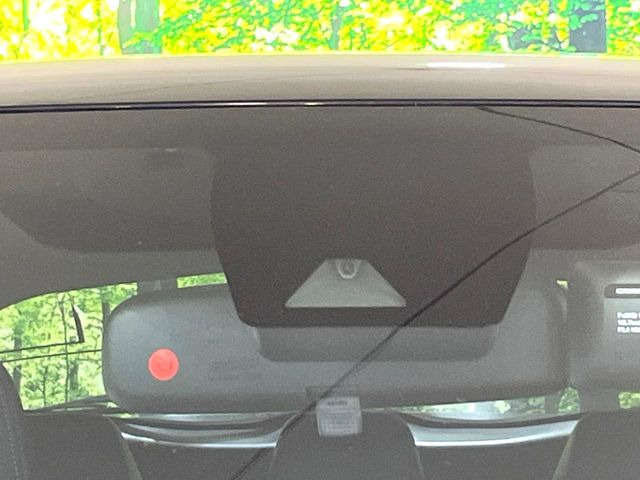 【トヨタセーフティセンス】走行中に前方の車両等を認識し、衝突しそうな時は警報とブレーキで衝突回避と被害軽減をアシスト。より安全にドライブをお楽しみいただけます。