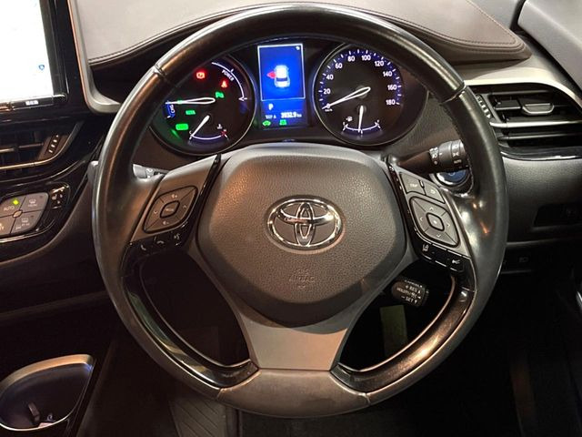 インテリアに合わせたデザインのステアリングは、運転される方のことも考え、運転しやすい形状、大きさです。是非一度、実際に触ってお確かめください。
