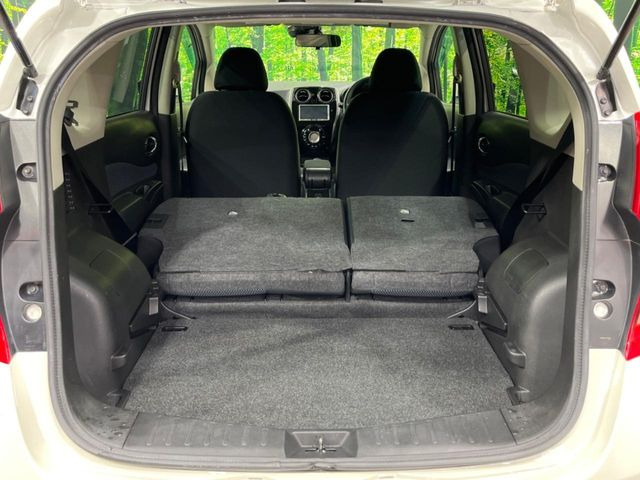後席を格納すると、これだけの広さが!シーンに合わせたシートアレンジで、大きな荷物も積むことが出来ます♪