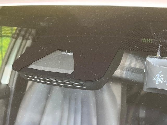 【プリクラッシュセーフティ】前方の車両等を検知し、衝突しそうな時は警報で注意を促し、ブレーキを踏む力をサポート。ブレーキを踏めなかった場合は衝突被害軽減ブレーキが作動、衝突回避をサポートします。