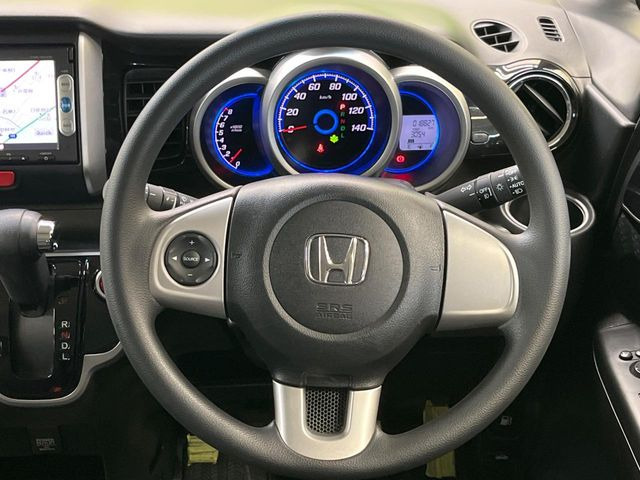 �C���e���A�ɍ��킹���f�U�C���̃X�e�A�����O�́A�^�]�������̂��Ƃ��l���A�^�]���₷���`��A�傫���ł��B�����x�A���ۂɐG���Ă��m���߂��������B