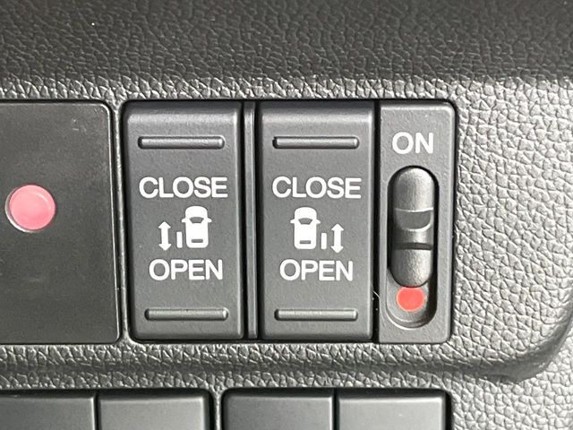 【両側パワースライドドア】スマートキーや運転席のスイッチで後席両側スライドドアの開閉が可能♪電動だから力を入れてドアを開ける必要が無く、小さなお子様でも簡単に開け閉めでき快適です♪