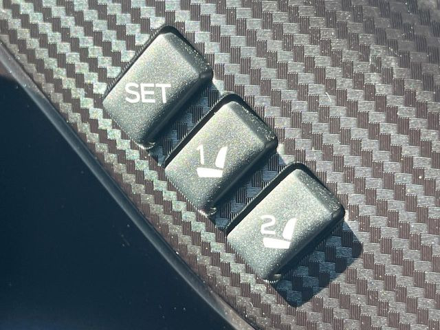 【メモリー機能付きパワーシート】ドライバーごとに設定したシート位置を記憶して、ボタン一つで切り替えできる便利な機能!運転する方が複数名いらっしゃるご家庭におすすめです♪