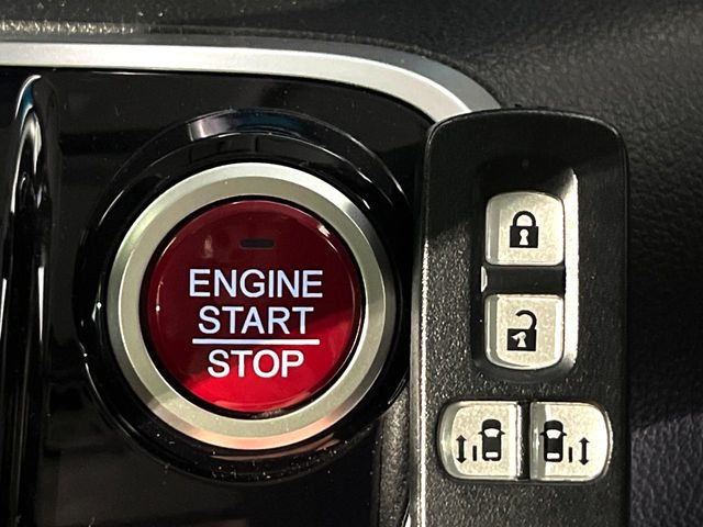 �yHonda�X�}�[�g�L�[�z�J�o����|�P�b�g�ɓ��ꂽ�܂܂ł��h�A�̎{���E�������\�ȃX�}�[�g�L�[�𑕔��B�G���W���̃I���E�I�t�����J�M�����o���K�v����������Ƃ��Ă��֗��ł���