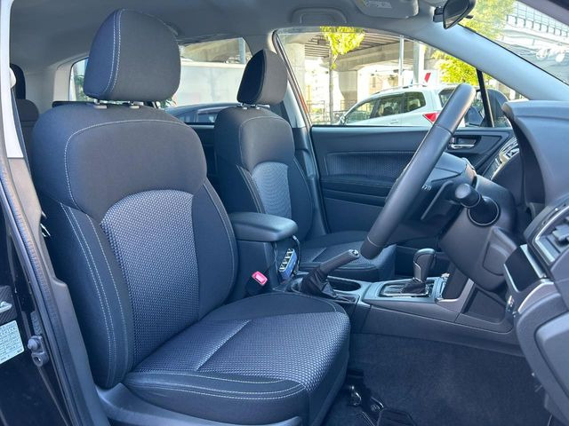 運転席まわりには十分なスペースがあり、大柄な方でもゆったり運転していただける環境です。
