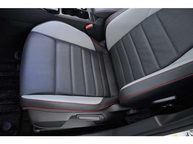 GTI��p�n�j�J���O�����⃌�b�h�u���[�L�L�����p�[�ȂǁA�X�|�[�e�B�Ȑ�p���������́BDCC�AHUD�A�A���E���h�r���[�A���U�[�V�[�g�A�p�m���}���[�t�܂Ŕ������[���d�l�ł��B