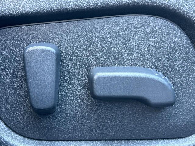 【パワーシート】スイッチ一つで簡単にシートの微調整が可能!電動だから力もいりません!快適なシートポジションにセットして、快適なドライブをお楽しみください。