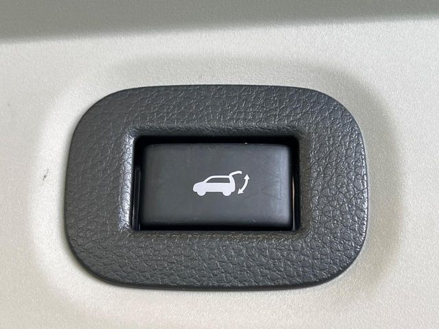 【パワーバックドア】スマートキーや運転席のボタンを押すだけでリアゲートが自動で開閉します!荷物を持っている時や、高い位置にあるバックドアを閉める際に便利な機能です♪