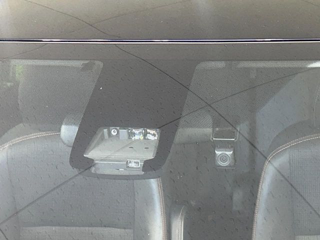 【トヨタセーフティセンス】走行中に前方の車両等を認識し、衝突しそうな時は警報とブレーキで衝突回避と被害軽減をアシスト。より安全にドライブをお楽しみいただけます。