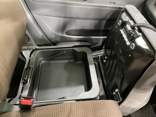 �y�V�[�g�A���_�[�{�b�N�X�z�V�[�g�̉��ɑ�e�ʂ̎��[�X�y�[�X��������Ă���A�C���ԃO�b�Y�ȂǁA�O���猩��ꂽ���Ȃ����̂�����������[�ł��ĕ֗�!