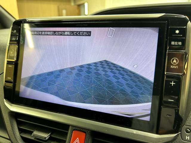 【バックカメラ】運転席から画面上で安全確認ができます。駐車が苦手な方にもオススメな便利機能です。