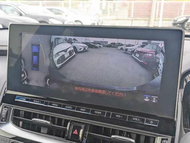パノラミックビューモニターを装備!上から車両を見下ろしたような映像をナビ画面に表示できます。車両前後左右に搭載した4つのカメラ映像を継ぎ目なく合成!目視では見えない部分もリアルタイムで見れます。