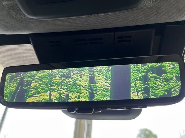 【デジタルインナーミラー】後席の大きな荷物や同乗者で後方が確認しづらい時でも安心!カメラが撮影した車両後方の映像をルームミラー内に表示。クリアな視界で状況の確認が可能です!