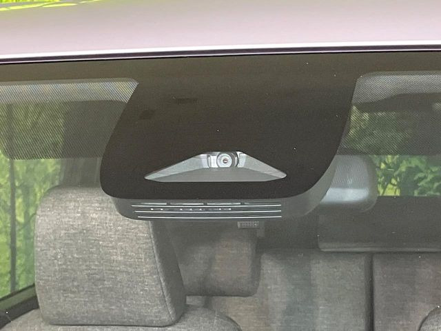 【トヨタセーフティセンス】走行中に前方の車両等を認識し、衝突しそうな時は警報とブレーキで衝突回避と被害軽減をアシスト。より安全にドライブをお楽しみいただけます。