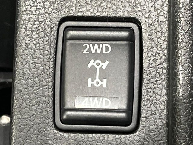 �y�I�[�����[�h4&times;4�z2WD/4WD���[�h����y�ɐ؂�ւ��\�B�R��d����2WD�A�X�^�b�N���ɖ𗧂�LOCK�AAUTO���[�h�ł�4WD�̔z���������Œ������A�H�ʏ󋵂��킸���肵��������T�|�[�g�B