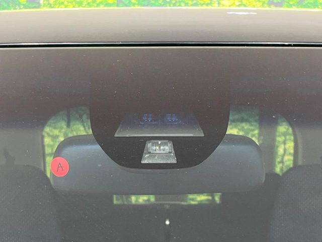 【シティブレーキアクティブシステム】低速走行中に前方の車両等を認識し、衝突しそうな時は警報とブレーキで衝突回避と被害軽減をアシスト。より安全にドライブをお楽しみいただけます。
