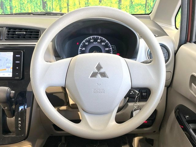 �C���e���A�ɍ��킹���f�U�C���̃X�e�A�����O�́A�^�]�������̂��Ƃ��l���A�^�]���₷���`��A�傫���ł��B�����x�A���ۂɐG���Ă��m���߂��������B