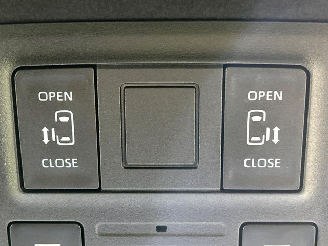 【両側パワースライドドア】スマートキーや運転席のスイッチで後席両側スライドドアの開閉が可能♪電動だから力を入れてドアを開ける必要が無く、小さなお子様でも簡単に開け閉めでき快適です♪