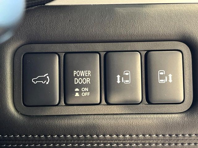 【両側パワースライドドア】スマートキーや運転席のスイッチで後席両側スライドドアの開閉が可能♪電動だから力を入れてドアを開ける必要が無く、小さなお子様でも簡単に開け閉めでき快適です♪
