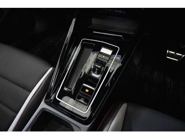 �{�i�I�ȃX�|�[�c���\�������Ȃ���A����ł������₷��Golf GTI�BDCC�AIQ.LIGHT�AHUD�A�A���E���h�r���[�A���U�[�V�[�g&�x���`���[�V�����A�p�m���}���[�t�ȂǏ[�����������͂ł��B