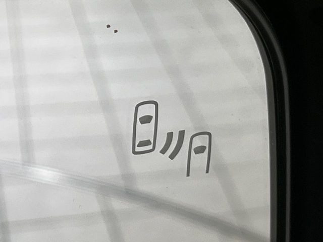 【ブラインドスポットワーニング】走行中、ドアミラーの死角になりやすい箇所に後続車が接近するとサイドミラー付近に警告を表示、ドライバーに注意喚起をしてくれます。