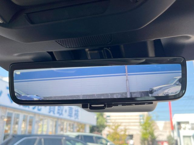 【スマートリヤビューミラー】後席の大きな荷物や同乗者で後方が確認しづらい時でも安心!カメラが撮影した車両後方の映像をルームミラー内に表示。クリアな視界で状況の確認が可能です!
