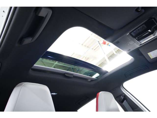 265ps/37.7kgm�𔭊�����2.0L��4�^�[�{�ɁA�d�q����������t�����g�f�B�t�@�����V�������b�N���̗p�B�����DCC��IQ.LIGHT�Ȃǂ�����A�X�|�[�c���Ɖ��K���𗼗����Ă��܂��B