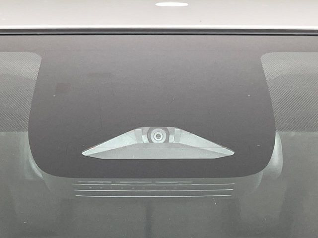 【トヨタセーフティセンス】走行中に前方の車両等を認識し、衝突しそうな時は警報とブレーキで衝突回避と被害軽減をアシスト。より安全にドライブをお楽しみいただけます。