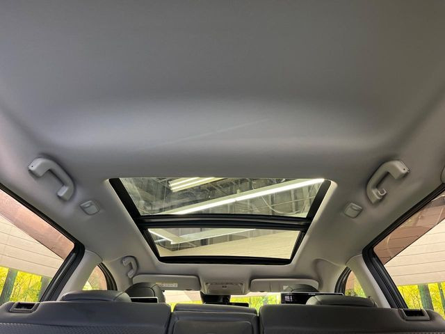 【パノラミックガラスルーフ】大型のガラスルーフ搭載で車内の解放感が一気にアップ!開放的なドライブをお楽しみいただけます。