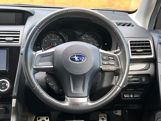 �C���e���A�ɍ��킹���f�U�C���̃X�e�A�����O�́A�^�]�������̂��Ƃ��l���A�^�]���₷���`��A�傫���ł��B�����x�A���ۂɐG���Ă��m���߂��������B