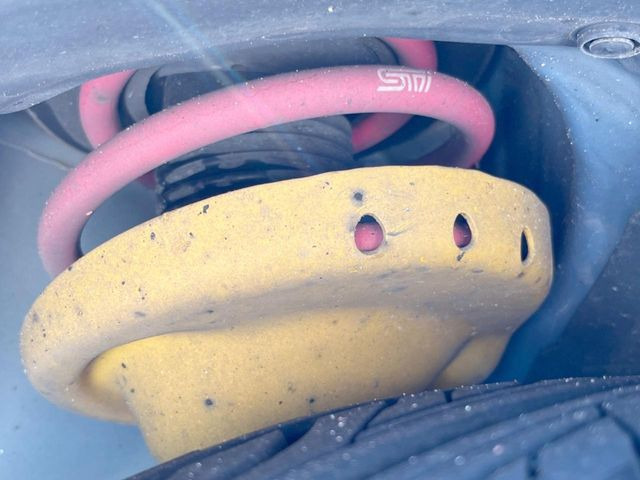 【ビルシュタイン製ダンパー】高速走行時の車両安定性を向上させてくれる人気の装備。街乗りの乗り心地も犠牲にせず、スポーティな走行をお楽しみいただけます♪