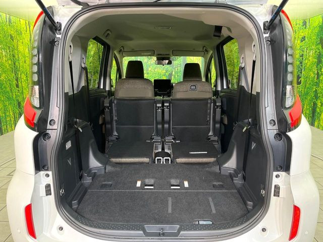 普段のお買い物や通勤、送迎等に十分な荷室スペースを確保しております。セカンドシートを倒すと、大きな荷物の積載も可能です♪