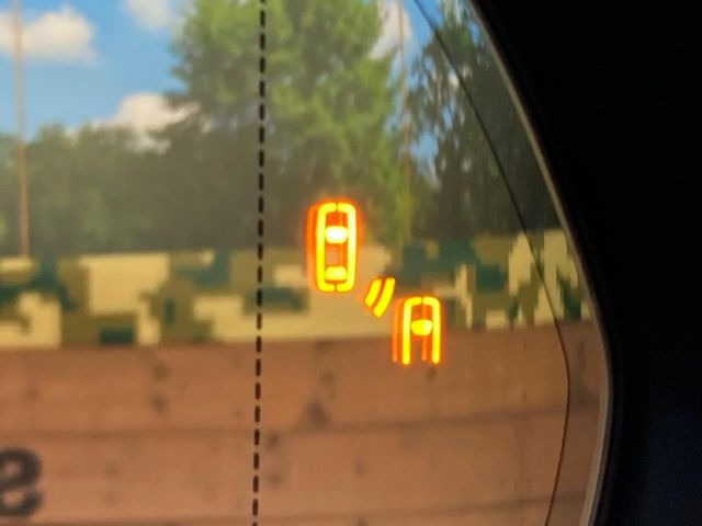 【ブラインドスポットモニター】走行中、ドアミラーの死角になりやすい箇所に後続車が接近するとサイドミラーのレンズに警告を表示!ドライバーに注意喚起をしてくれます。