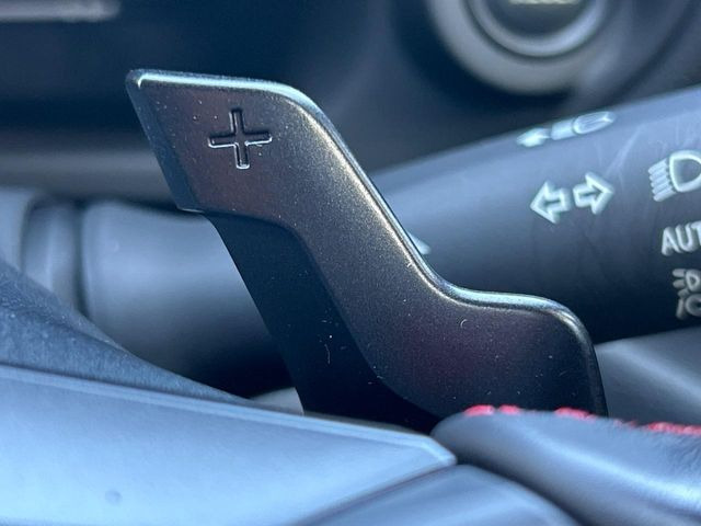 【パドルシフト】ハンドルから手を離さずに素早くシフトアップ&ダウンができるので、エンジンブレーキを使う下り坂や高速道路の合流で加速したい場面で役立ちます。