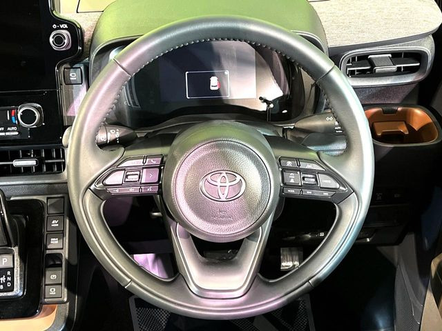 �C���e���A�ɍ��킹���f�U�C���̃X�e�A�����O�́A�^�]�������̂��Ƃ��l���A�^�]���₷���`��A�傫���ł��B�����x�A���ۂɐG���Ă��m���߂��������B