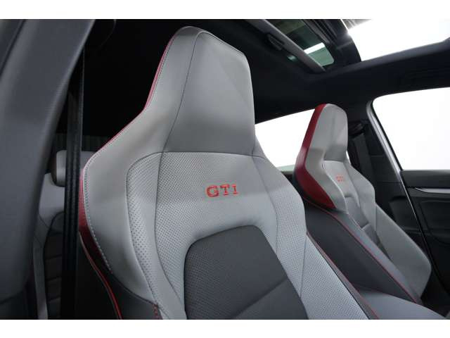 ����̊y�����Ɠ���ł̎g���₷�������˔�����Golf GTI�BDCC�A19�C���`�A���~�AIQ.LIGHT�A���U�[�V�[�g&�x���`���[�V�����A�p�m���}�X���C�f�B���O���[�t�Ȃǖ��͓I�ȑ������[�����Ă��܂��B