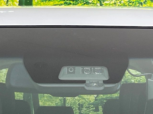【三菱e-Assist】走行中に前方の車両等を認識し、衝突しそうな時は警報とブレーキで衝突回避と被害軽減をアシスト。より安全にドライブをお楽しみいただけます。