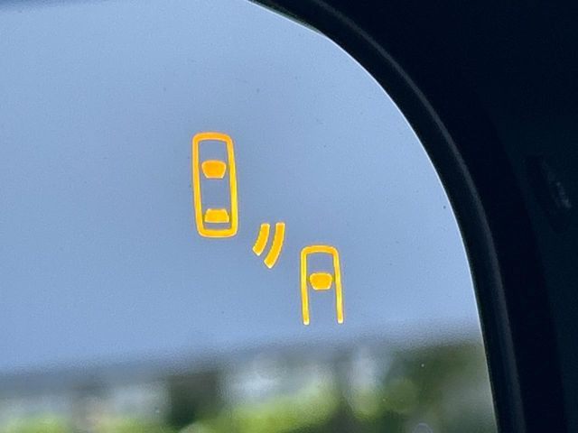 【リヤビークルディティクション】走行中、ドアミラーの死角になりやすい箇所に後続車が接近するとサイドミラー付近に警告を表示、ドライバーに注意喚起と、万一の際はハンドル操作をアシストをします。