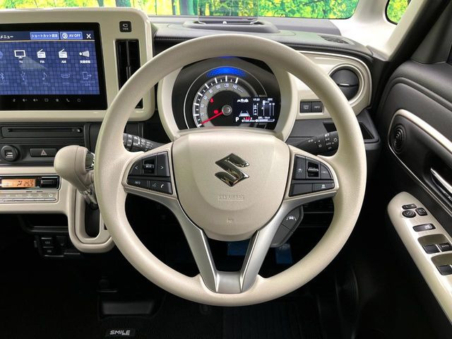 �C���e���A�ɍ��킹���f�U�C���̃X�e�A�����O�́A�^�]�������̂��Ƃ��l���A�^�]���₷���`��A�傫���ł��B�����x�A���ۂɐG���Ă��m���߂��������B