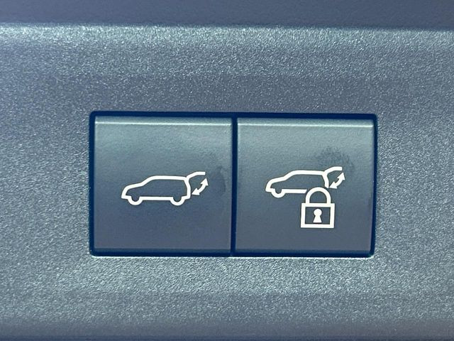 【パワーバックドア】スマートキーや運転席のボタンを押すだけでリアゲートが自動で開閉します!荷物を持っている時や、高い位置にあるバックドアを閉める際に便利な機能です♪