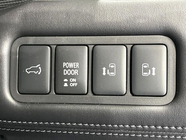 【両側パワースライドドア】スマートキーや運転席のスイッチで後席両側スライドドアの開閉が可能♪電動だから力を入れてドアを開ける必要が無く、小さなお子様でも簡単に開け閉めでき快適です♪