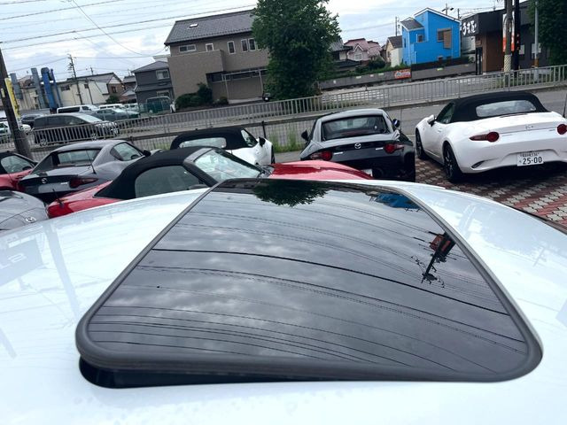 【ムーンルーフ】開放感たっぷりの希少装備、ムーンルーフが装着されています!車内に明かりを取り入れたり景色を楽しむ以外にも、車内の空気も簡単に換気できて快適です!