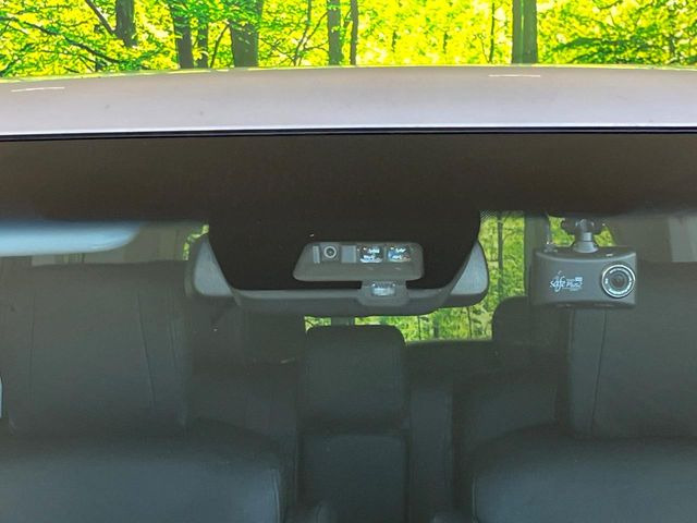 【三菱e-Assist】走行中に前方の車両等を認識し、衝突しそうな時は警報とブレーキで衝突回避と被害軽減をアシスト。より安全にドライブをお楽しみいただけます。