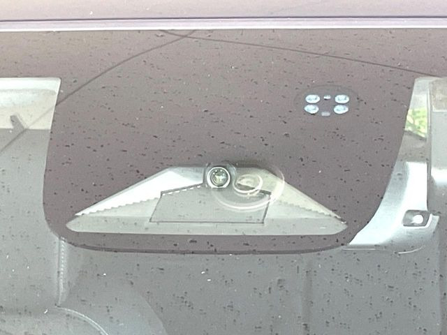 【ホンダセンシング】走行中に前方の車両等を認識し、衝突しそうな時は警報とブレーキで衝突回避と被害軽減をアシスト。より安全にドライブをお楽しみいただけます。