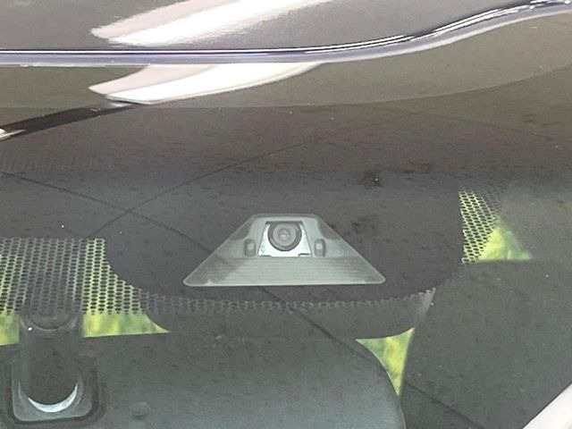 【ホンダセンシング】走行中に前方の車両等を認識し、衝突しそうな時は警報とブレーキで衝突回避と被害軽減をアシスト。より安全にドライブをお楽しみいただけます。