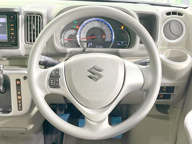 �C���e���A�ɍ��킹���f�U�C���̃X�e�A�����O�́A�^�]�������̂��Ƃ��l���A�^�]���₷���`��A�傫���ł��B�����x�A���ۂɐG���Ă��m���߂��������B