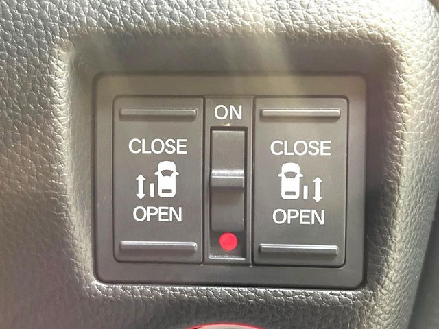 【両側パワースライドドア】スマートキーや運転席のスイッチで後席両側スライドドアの開閉が可能♪電動だから力を入れてドアを開ける必要が無く、小さなお子様でも簡単に開け閉めでき快適です♪