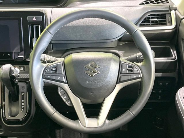 インテリアに合わせたデザインのステアリングは、運転される方のことも考え、運転しやすい形状、大きさです。是非一度、実際に触ってお確かめください。